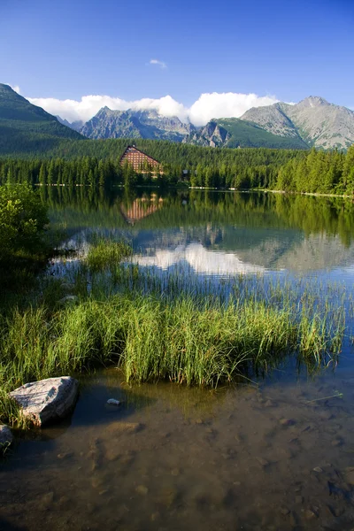Bellissimo lago in Alti Tatra - Strbske pleso — Foto Stock