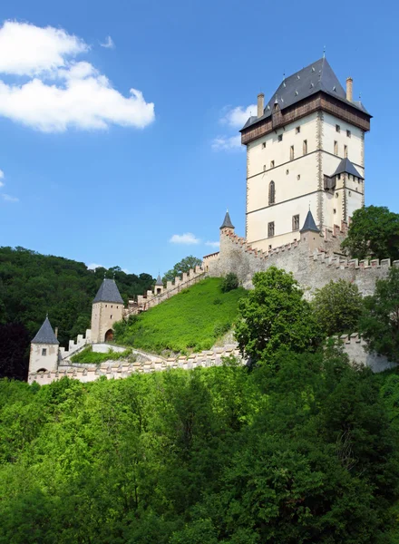 O exterior do castelo checo chamado karlstejn — Fotografia de Stock