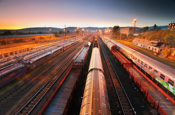 Plataforma de trem de carga ao pôr do sol com contêiner — Fotografia de Stock