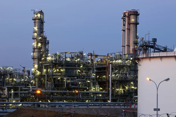 Oil and gas refinery at twilight - Petrochemical factory — Stock Photo, Image