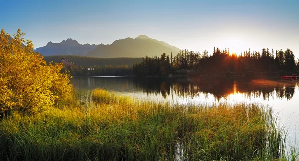 Tó és a sun - Szlovákia-Tátra, Strbske pleso — Stock Fotó