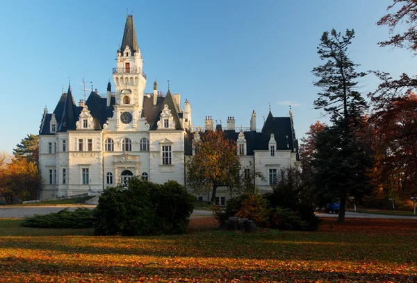 Castillo y parque en Budmerice - Vista de otoño - Eslovaquia —  Fotos de Stock