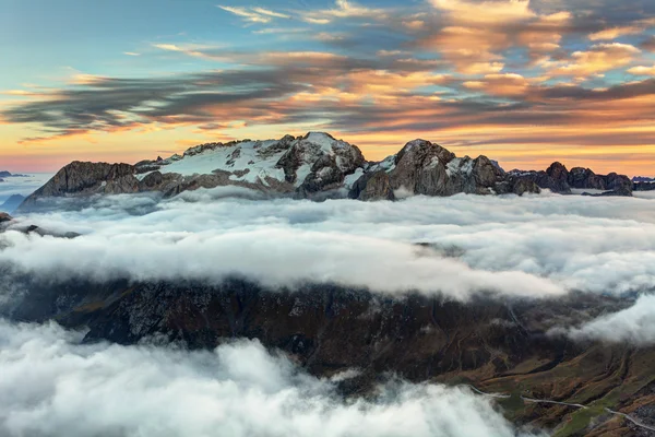 Montaña Marmolada al atardecer en Italia dolomitas en verano — Foto de Stock