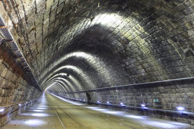 bir tünele kaybolan bir tramvay