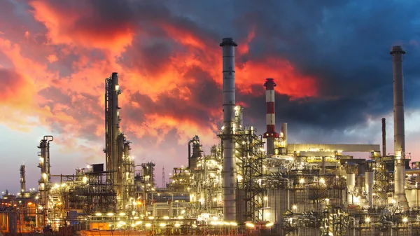 Refinería de petróleo al atardecer — Foto de Stock