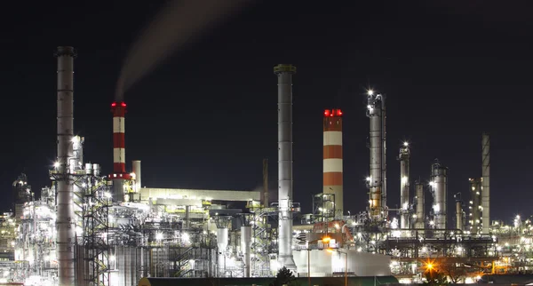 Oil refinery at twilight - factory — Stock Photo, Image