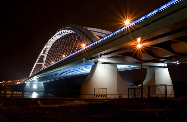 Pont dans le centre-ville de Bratislava la nuit. Slovaquie. Nom de br — Photo