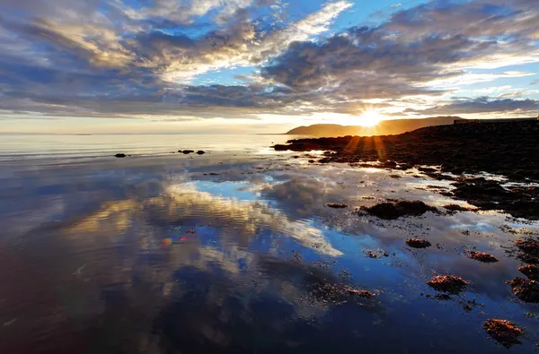 Zee zonsondergang in IJsland — Stockfoto