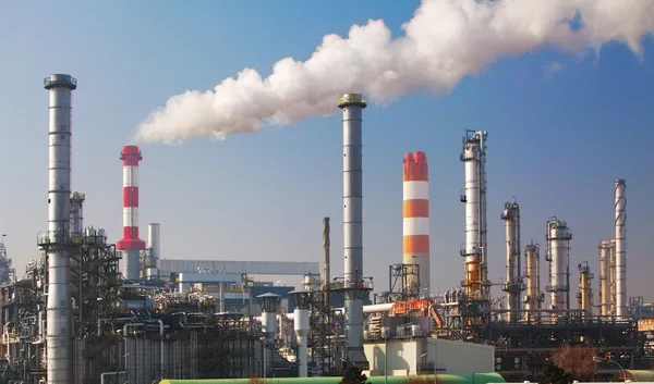 Pila di fumo nella raffineria di petrolio — Foto Stock
