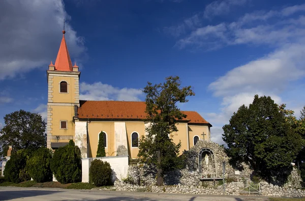 Nice Catholic Church in eastern Europe - village Pac — Stock Photo, Image