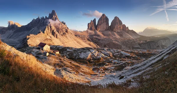Montanha das dolomitas na Itália ao pôr-do-sol - Tre Cime di Lavaredo — Fotografia de Stock