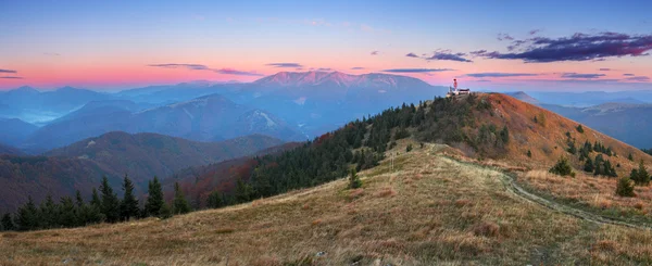 Село Доновалы (горнолыжный курорт) формирует вершину Зволен - гора Словакии — стоковое фото
