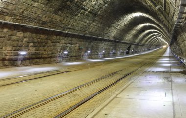 bir tünele kaybolan bir tramvay