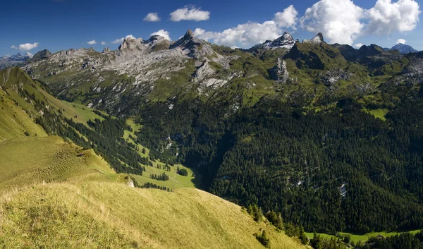 Idilliaco villaggio alpino in Svizzera - sera — Foto Stock