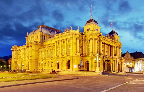 Chorvatské Národní divadlo v noci - Záhřeb — Stock fotografie