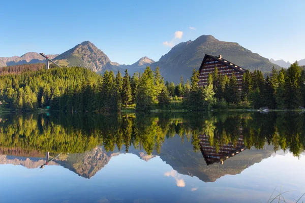 斯洛伐克山湖在 tatra-strbske-pleso — 图库照片