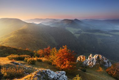 hermoso amanecer en Valle de la montaña - Eslovaquia