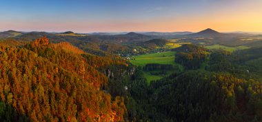 gün batımı ile kumtaşı - dağ Saksonya