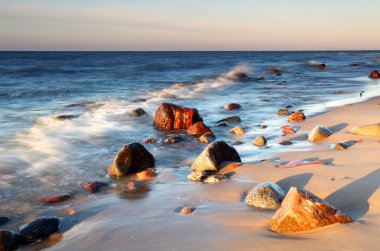 Baltık Denizi kıyısında taşlar.