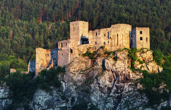 斯洛伐克-废墟城堡 strecno — 图库照片