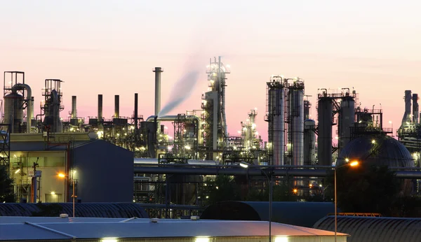 Refinería de petróleo y gas al atardecer - Fábrica petroquímica —  Fotos de Stock