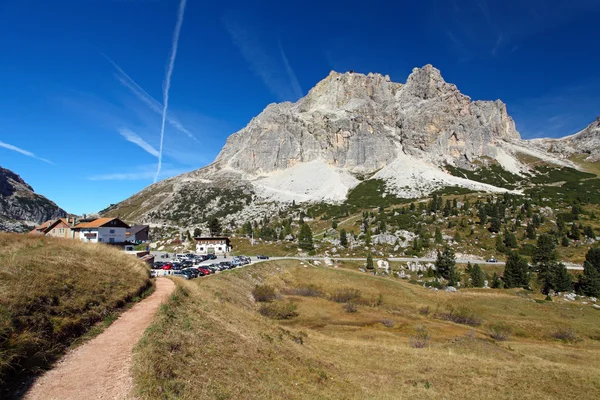 De falzarego is een hoge bergpas in de Italiaanse provincie worden — Stockfoto