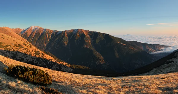 Panorama de montaña al atardecer - Baja Tatras ini Eslovaquia —  Fotos de Stock