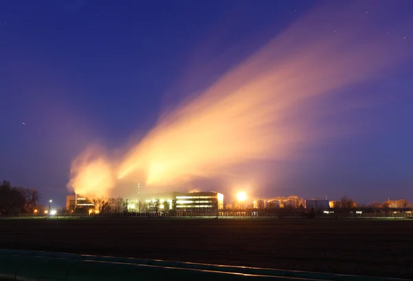 Rafinăria de petrol noaptea — Fotografie, imagine de stoc