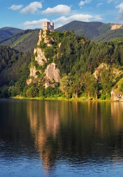 Slowakije - ruïne van kasteel strecno — Stockfoto