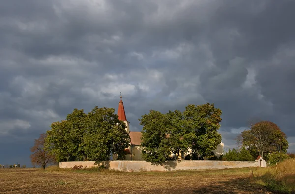 Mooi katholieke kerk in Oost-Europa - dorp pac — Stockfoto