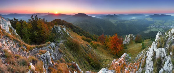 Hermoso amanecer en Valle de la montaña - Eslovaquia — Stok fotoğraf