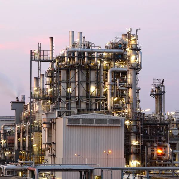 Refinería de petróleo y gas al atardecer - Fábrica petroquímica — Foto de Stock