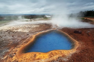 İzlanda'daki geysir yakınındaki bir jeotermal faaliyet