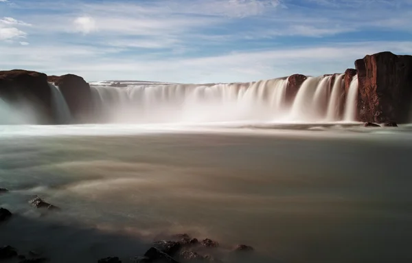 Godafoss cachoeiras com montanha na Islândia — Fotografia de Stock