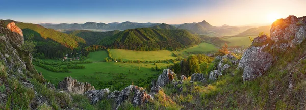 Primavera Montanha pôr do sol panorama na Eslováquia — Fotografia de Stock