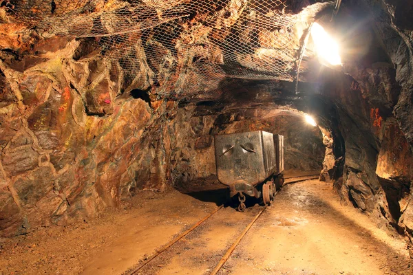 Tren subterráneo en mina, carros en mina de oro, plata y cobre — Foto de Stock