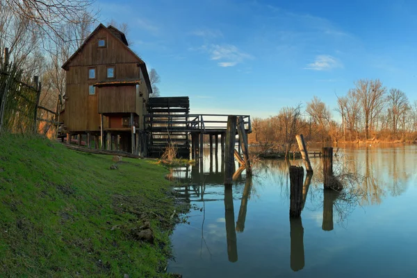 Historické dřevěné vodní mlýn s odleskem. — Stock fotografie