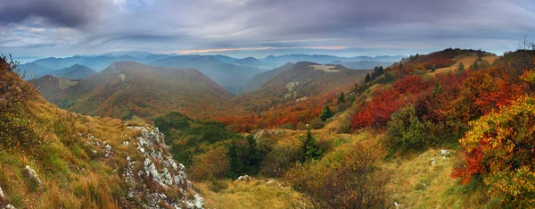 Montaña otoñal desde el pico Klak — Foto de Stock