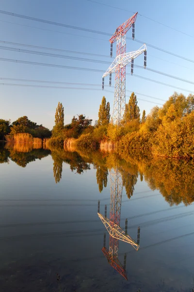 Strommast mit Reflexion im Wasser — Stockfoto
