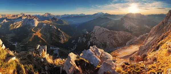 山の夕日のパノラマ風景 - イタリア アルプス - ドロミテ — ストック写真