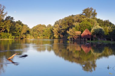 küçük Tuna Nehri yakınlarında kamp