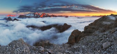 dağ marmolada, gün batımında İtalya dolomites içinde kış