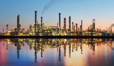 alacakaranlık yansıması ile petrol ve doğal gaz rafineri