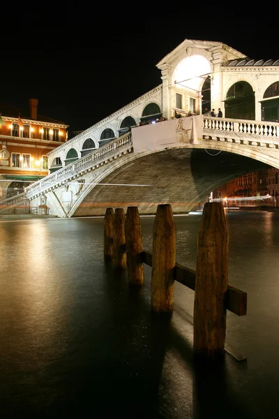 Вдоль моста Риальто, Венеция ночью — стоковое фото