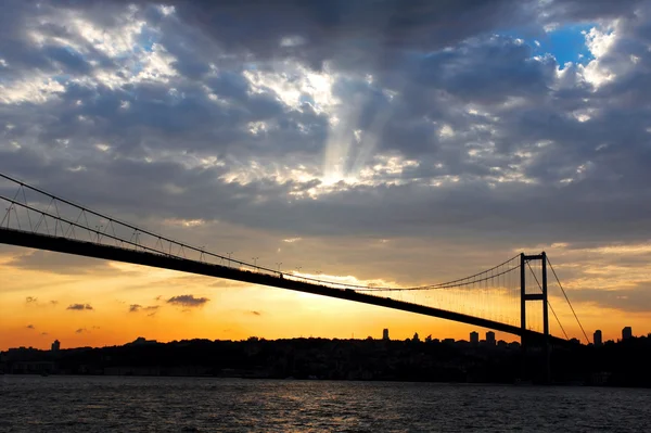 The Bosphorus Bridge connects Europe and Asia — Stock Photo, Image