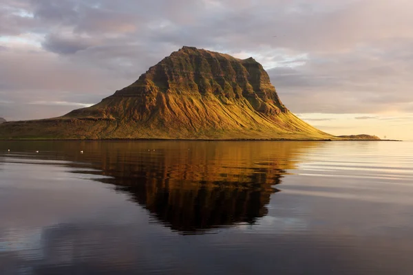 Volcán extinto en Islandia. Monte Kirkjufell en las Snaefellsnes — Foto de Stock