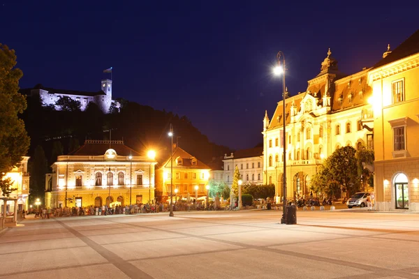 Fő tér város a szlovén és a Szentháromság-templom — Stock Fotó