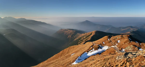 Sunbeam i mountain west höjd tatra. rohace — Stockfoto