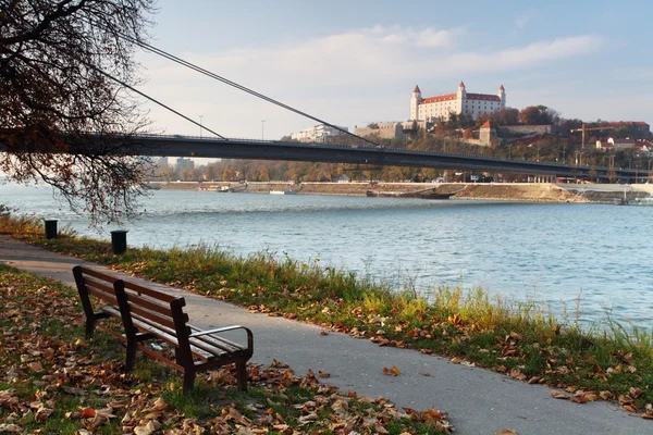 Bratislava Burg und Brücke — Stockfoto