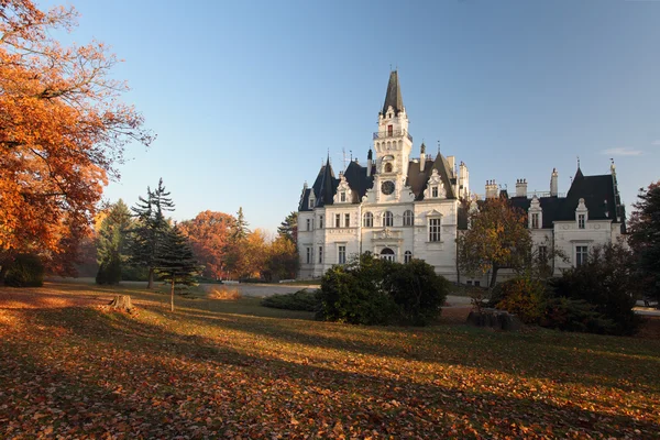 Castello e parco a Budmerice - Vista autunnale - Slovacchia — Foto Stock